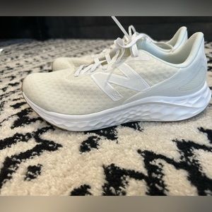 New Balance Fresh Foam Arishi v4 Lounge Around (Women's) size 9